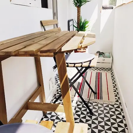 Lola's Close To Center Bucareste