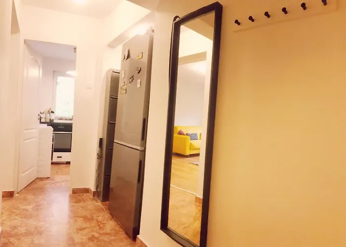 Lola's Close To Center *