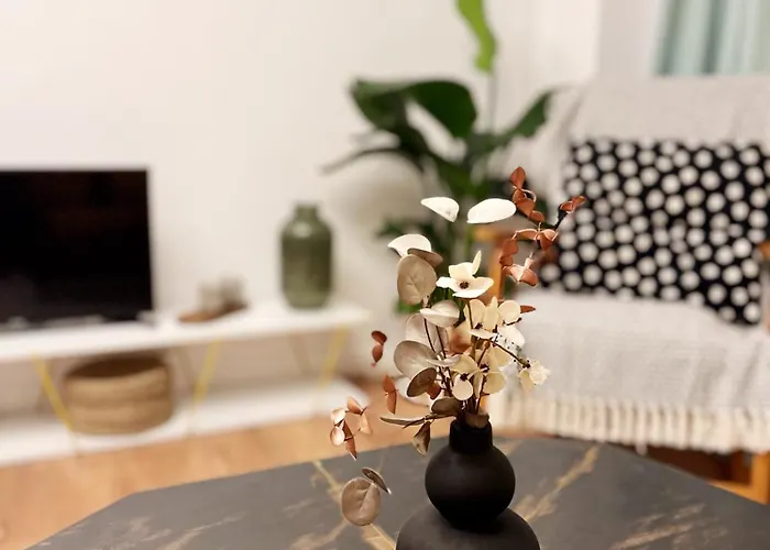 Lola's Close To Center *