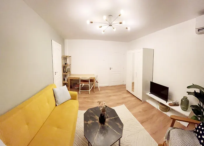 Lola's Close To Center * Bukarest