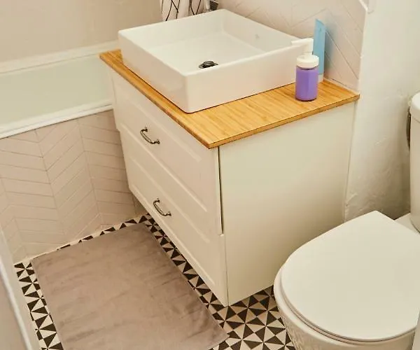 Lola's Close To Center