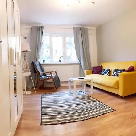 Lola's Close To Center *