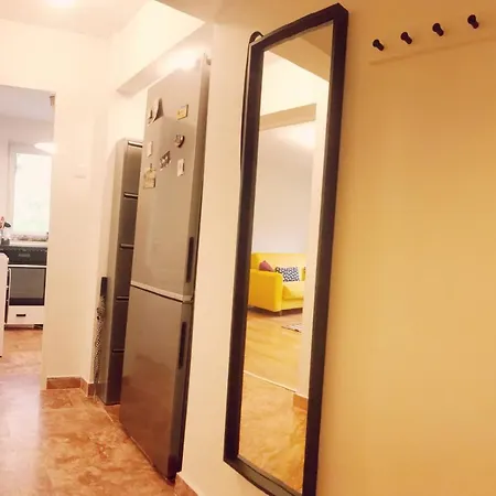 Lola's Close To Center *