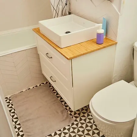 Lola’s Close To Center