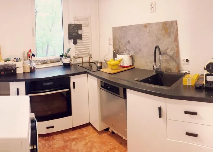 Lola's Close To Center