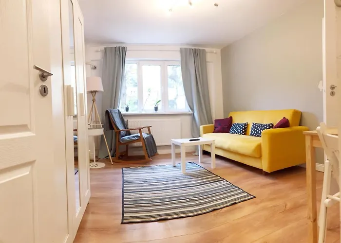 Lola's Close To Center *